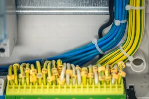 Vand dryppet ned i e-tavle – alvorlig situation kræver akut indsats